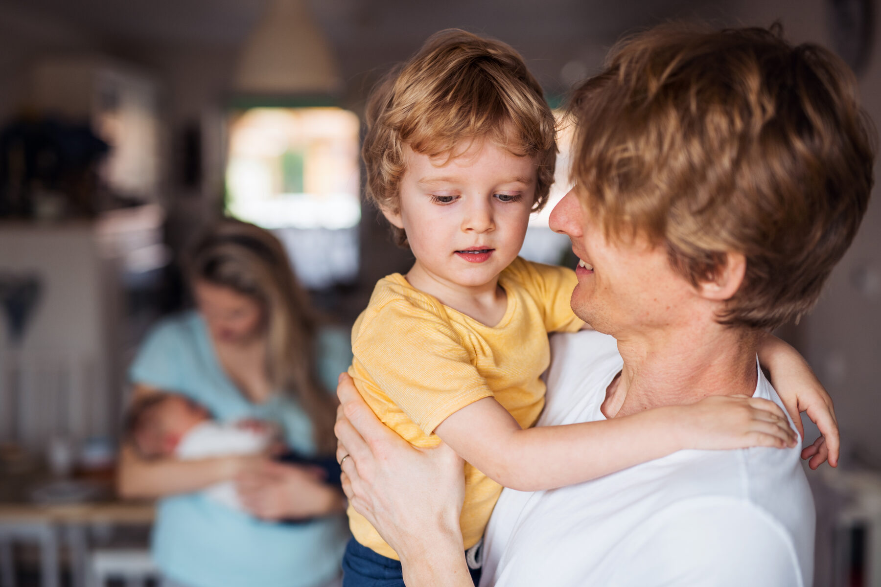 Papa mit Kind — Geborgenheit und Nähe